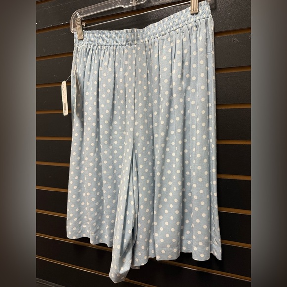 White and Blue Pleated Midi Shorts for Casual Wear - Picture 5 of 5